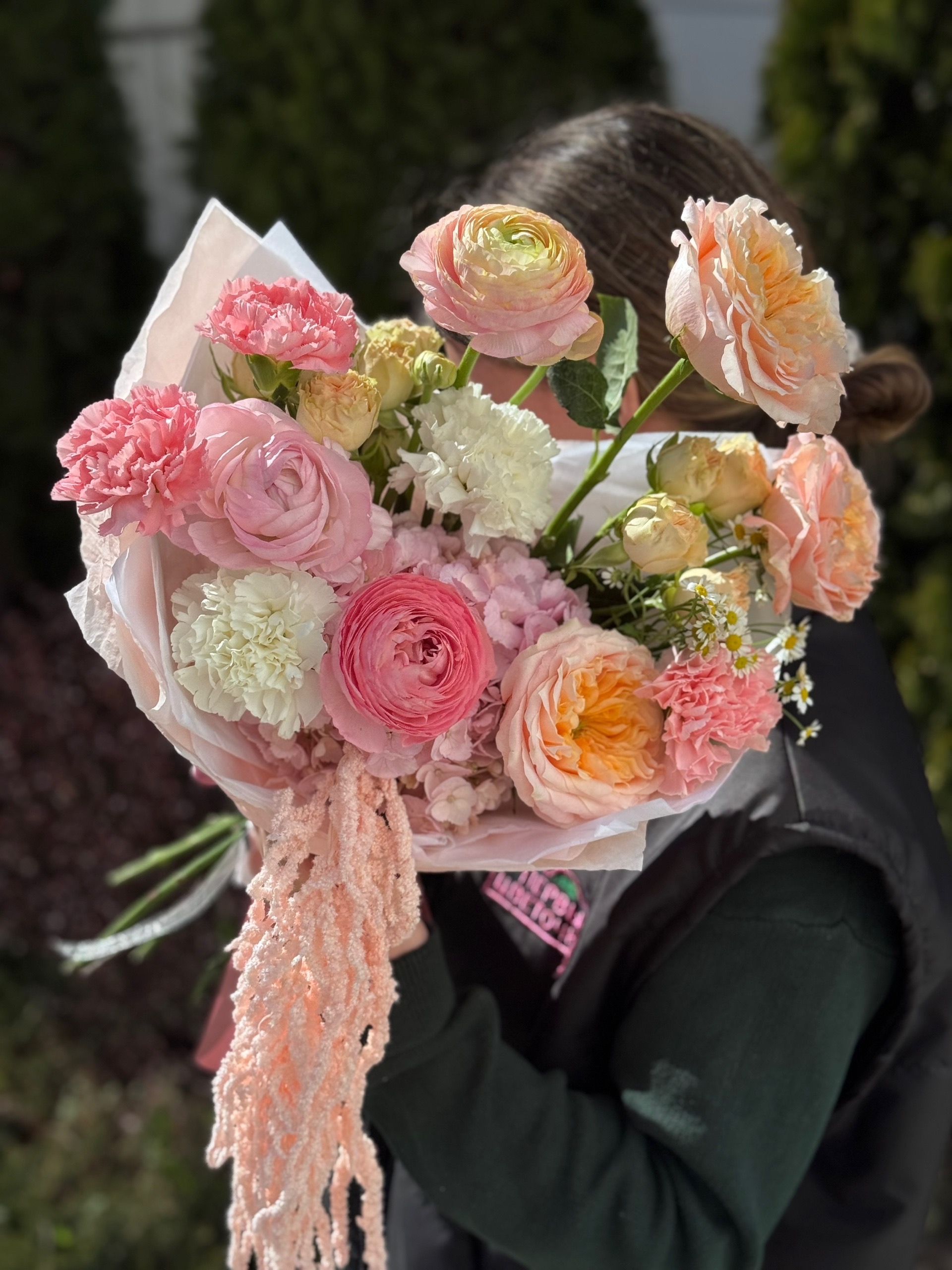 Авторский сборный букет с ранункулюсами