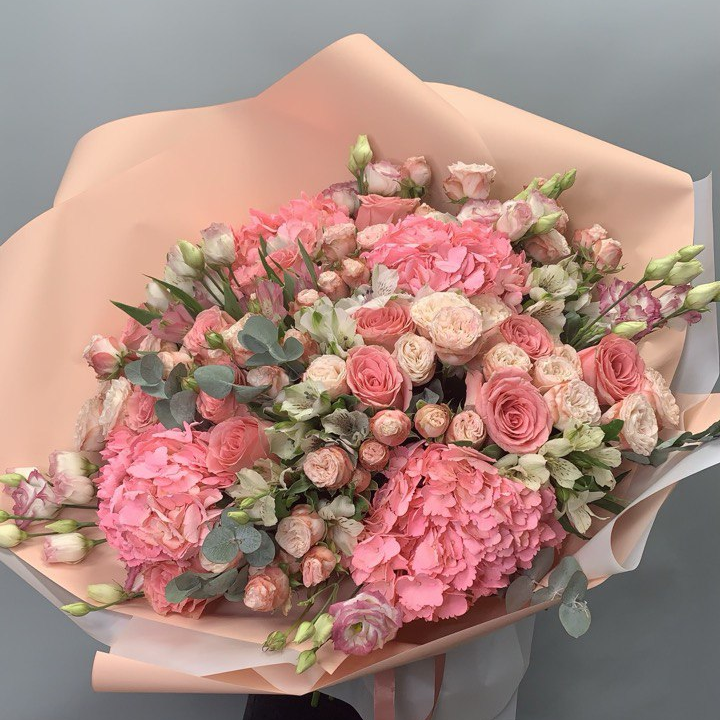 Сборный букет с гортензиями и эустомой