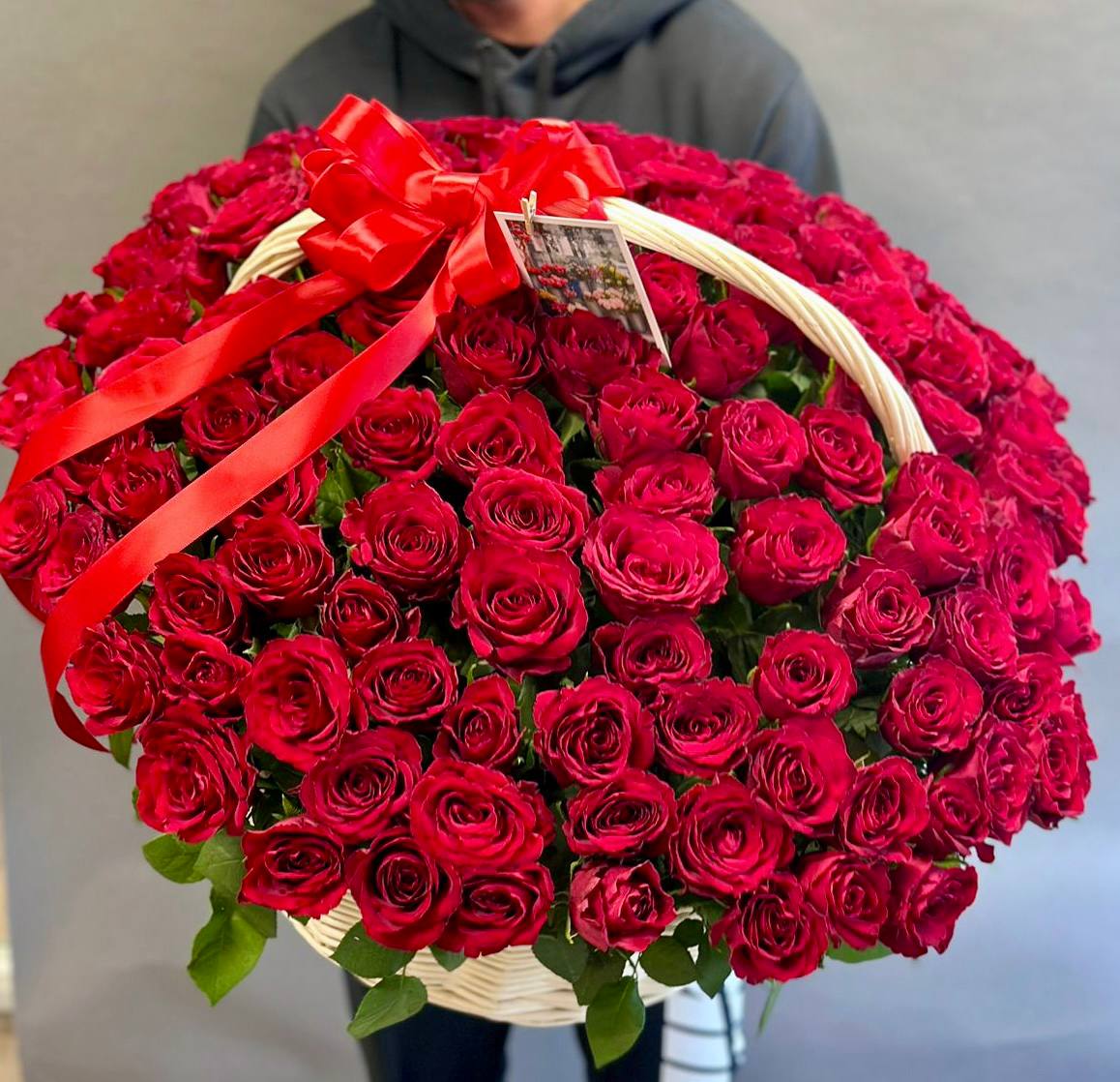 151 роза в корзине