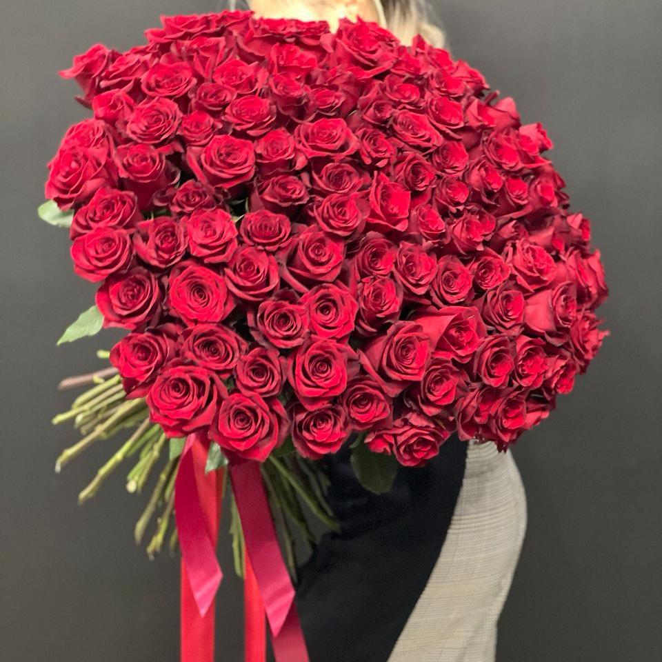 Эффектный букет из 101 красной розы 60 см