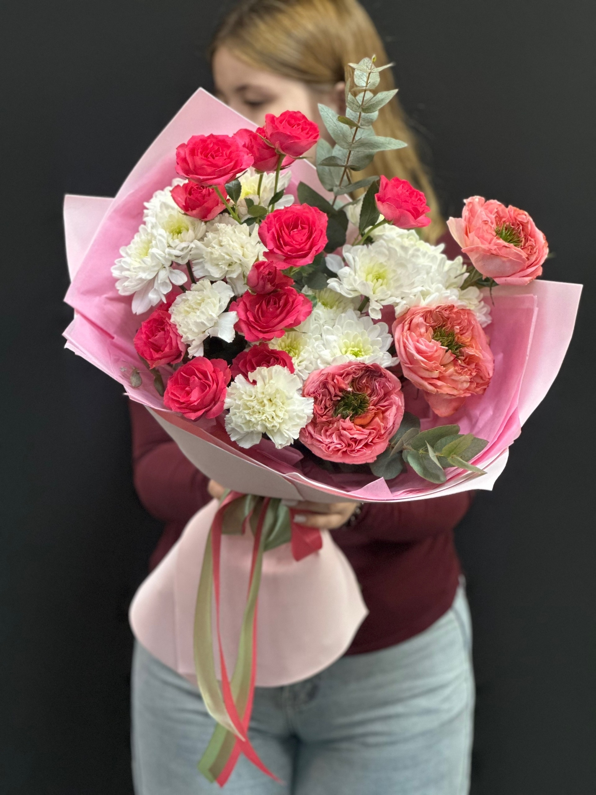 Стильный букет с кустовыми розами