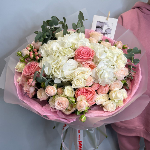 Сборный букет с гортензиями и розами