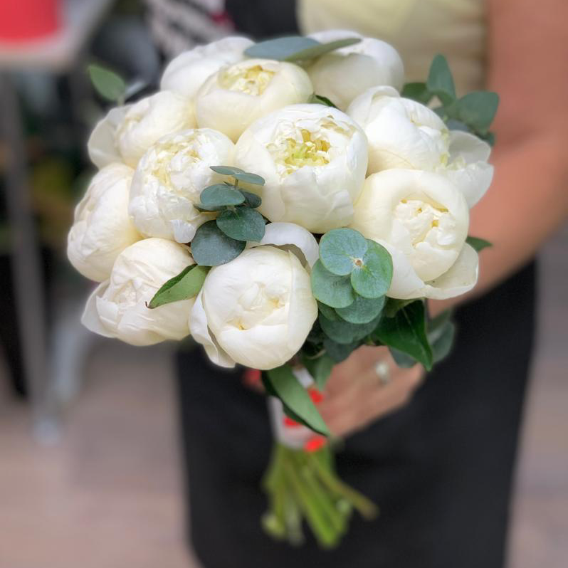 Букет невесты с белыми пионами 