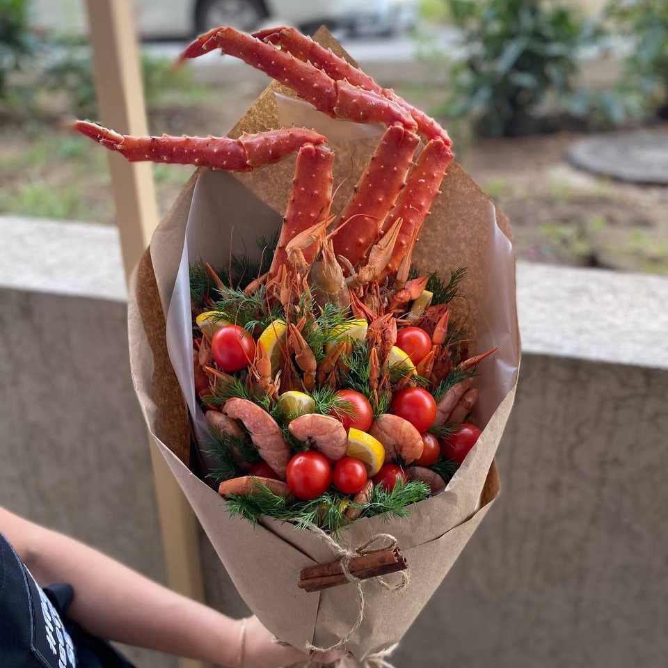 Сборный мужской букет с раками и креветками