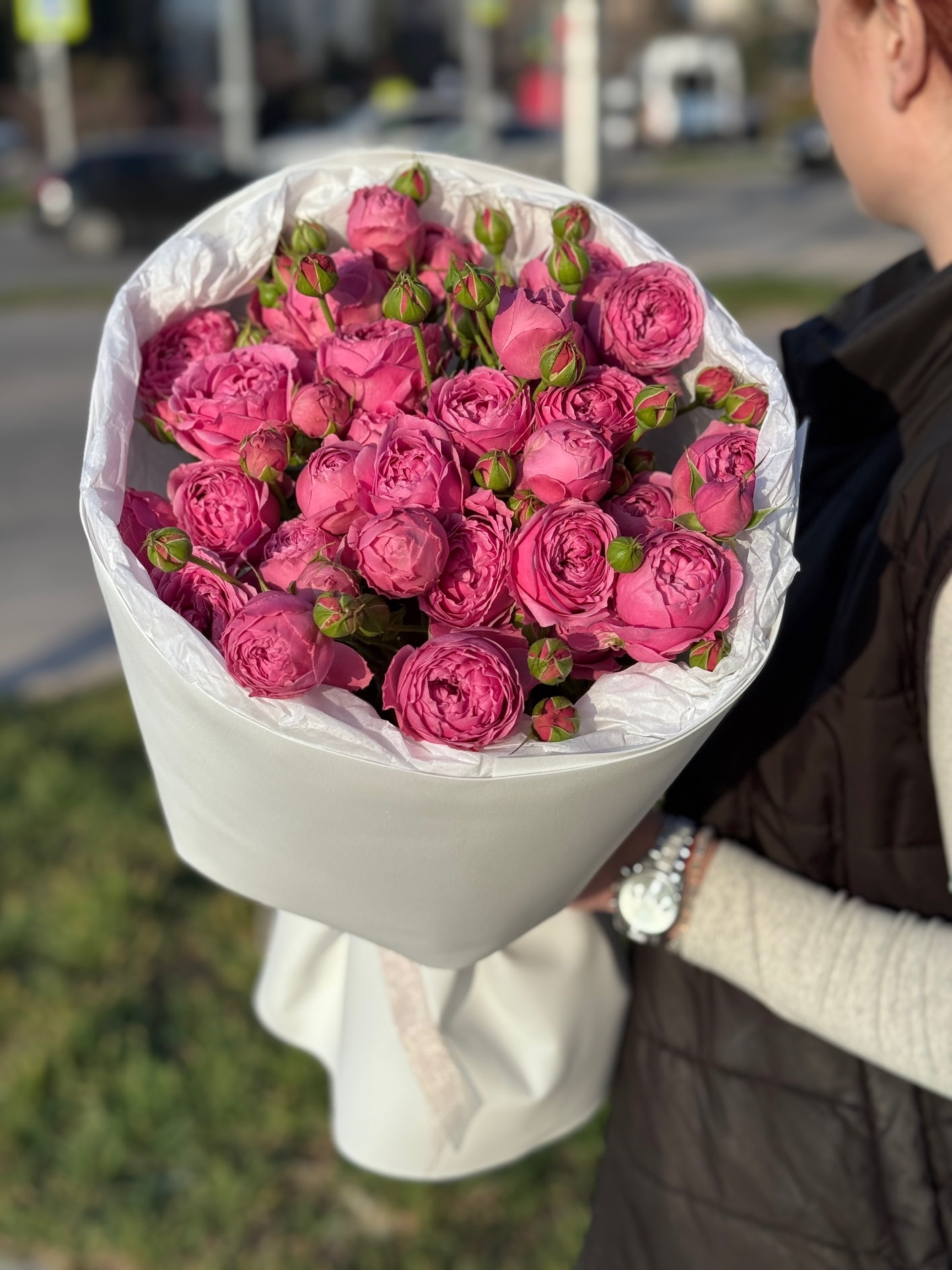 7 кустовых пионовидных роз в оформление