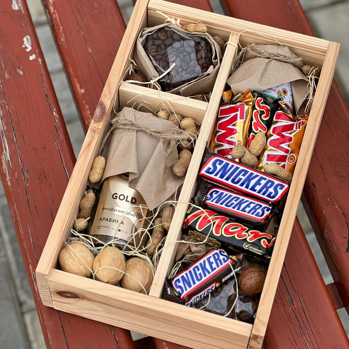 Ящик с кофе и сладостями