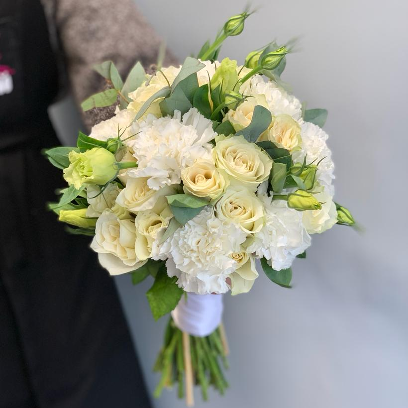 Нежный букет невесты с розами