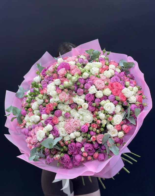 Букет-гигант 101 кустовая пионовидная роза с эвкалиптом