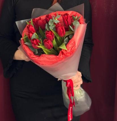 11 тюльпанов в эвкалипте 