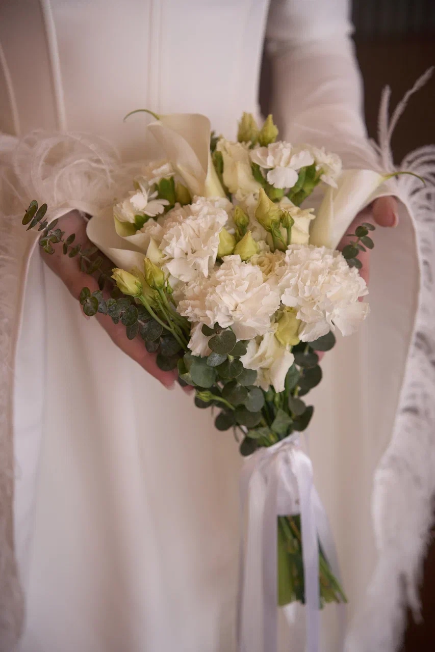 Свадебный букет с диантусами и каллами