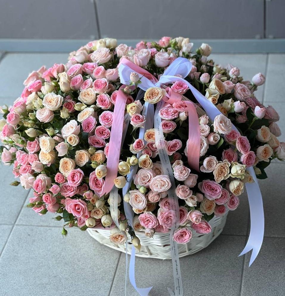 Корзина со 101 пионовидной кустовой розой