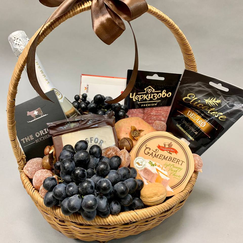 Корзина с закусками и фруктами