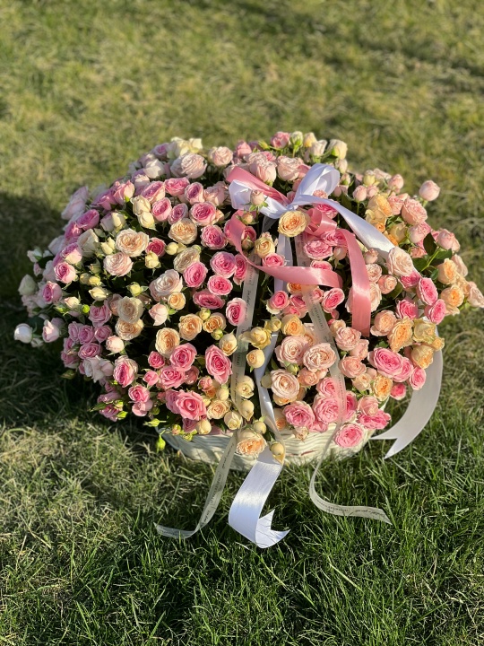 Корзина из 101 кустовой розы