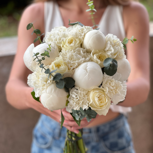 Свадебный букет с пионами и диантусами