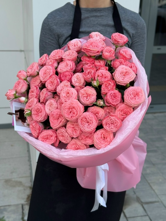 Букет кустовых пионовидных роз в оформление