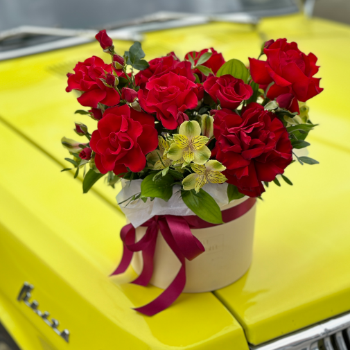 Сборная композиция с розами и альстромерией