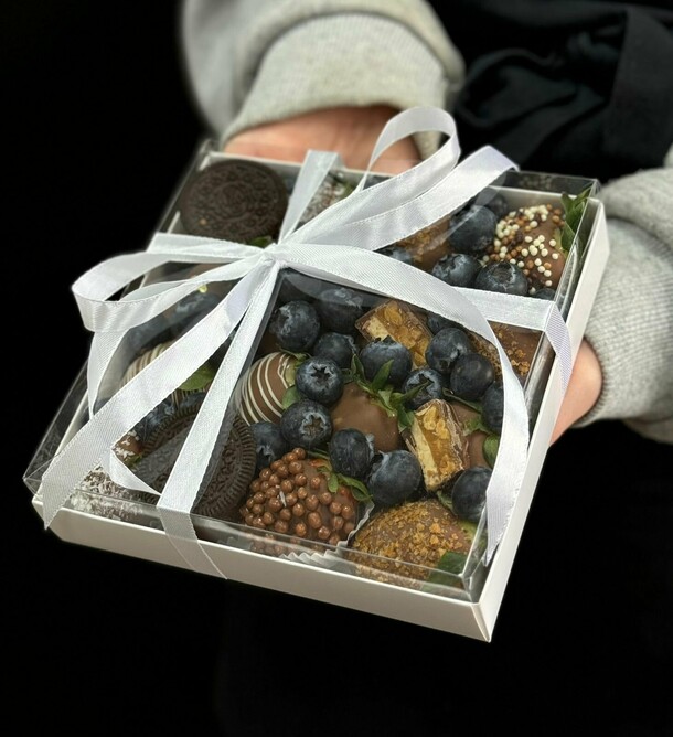 Коробочка клубники в шоколаде