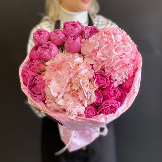 Сборный букет с гортензиями и кустовой пионовидной розой