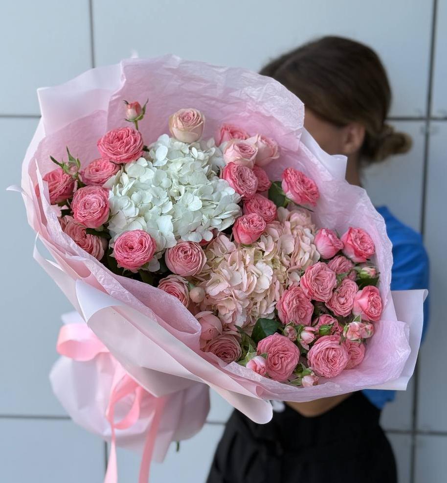 Авторский букет с кустовой розой