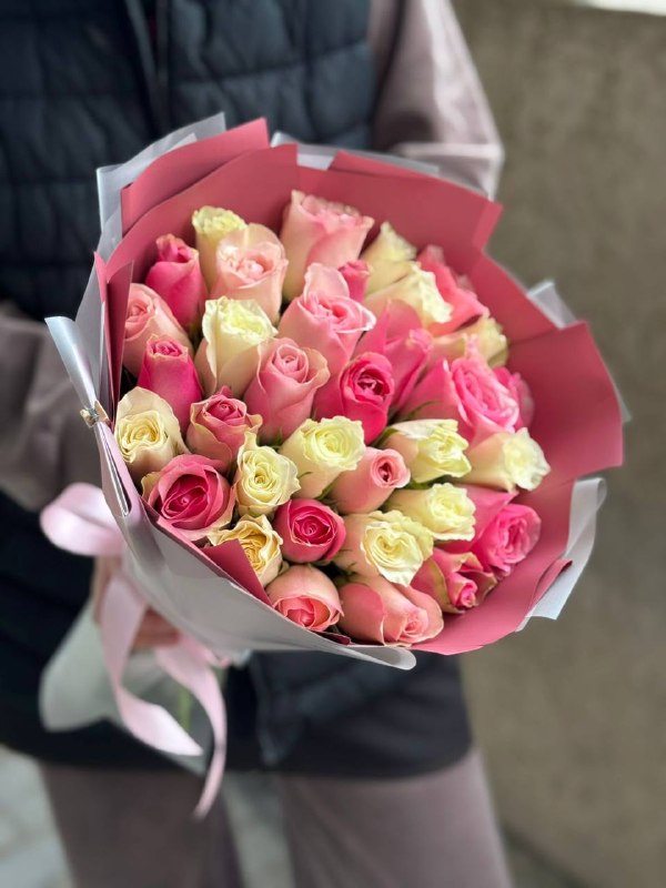 Микс из 35 кенийских роз в оформлении