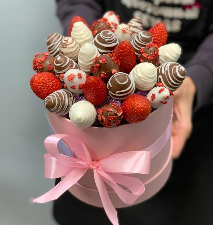 Подарочный бокс с клубникой в шоколаде