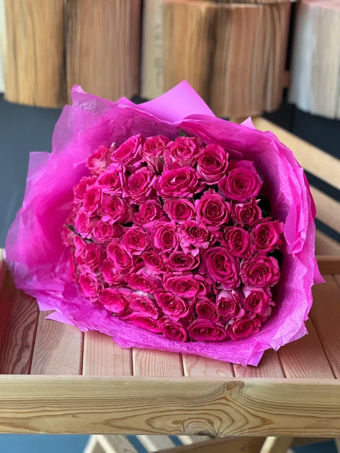 51 розовая кенийская роза в оформление