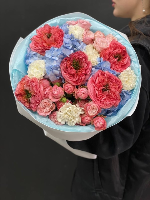 Яркий букет и голубыми гортензиями, пионовидными розами и диантусами