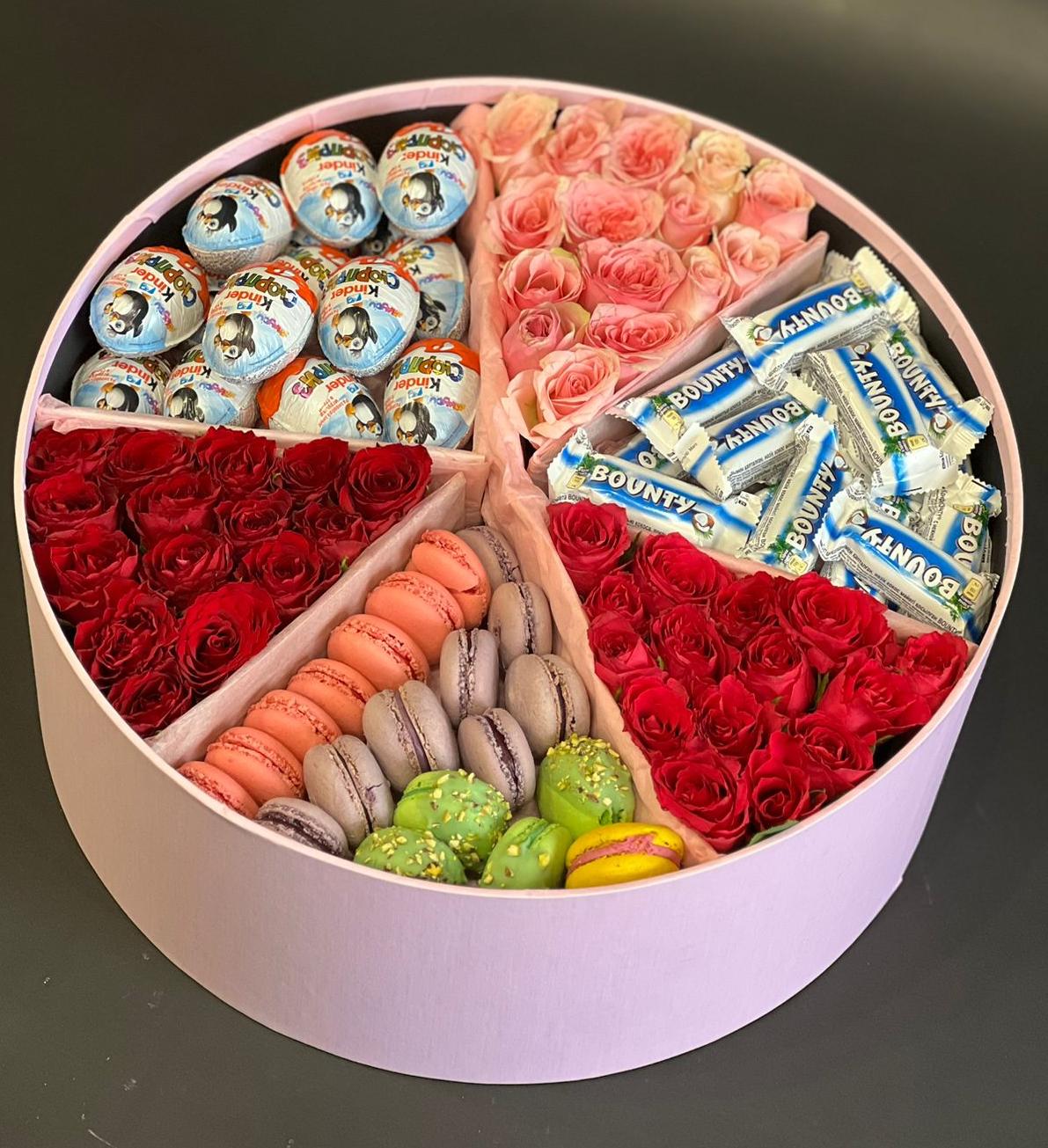 Эффектный подарок композиция со сладостями и цветами