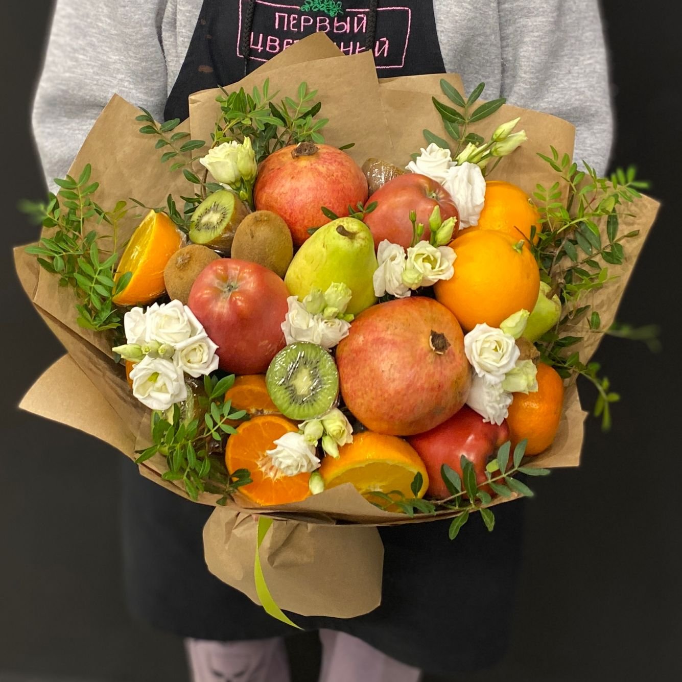 Букет с фруктами и эустомой