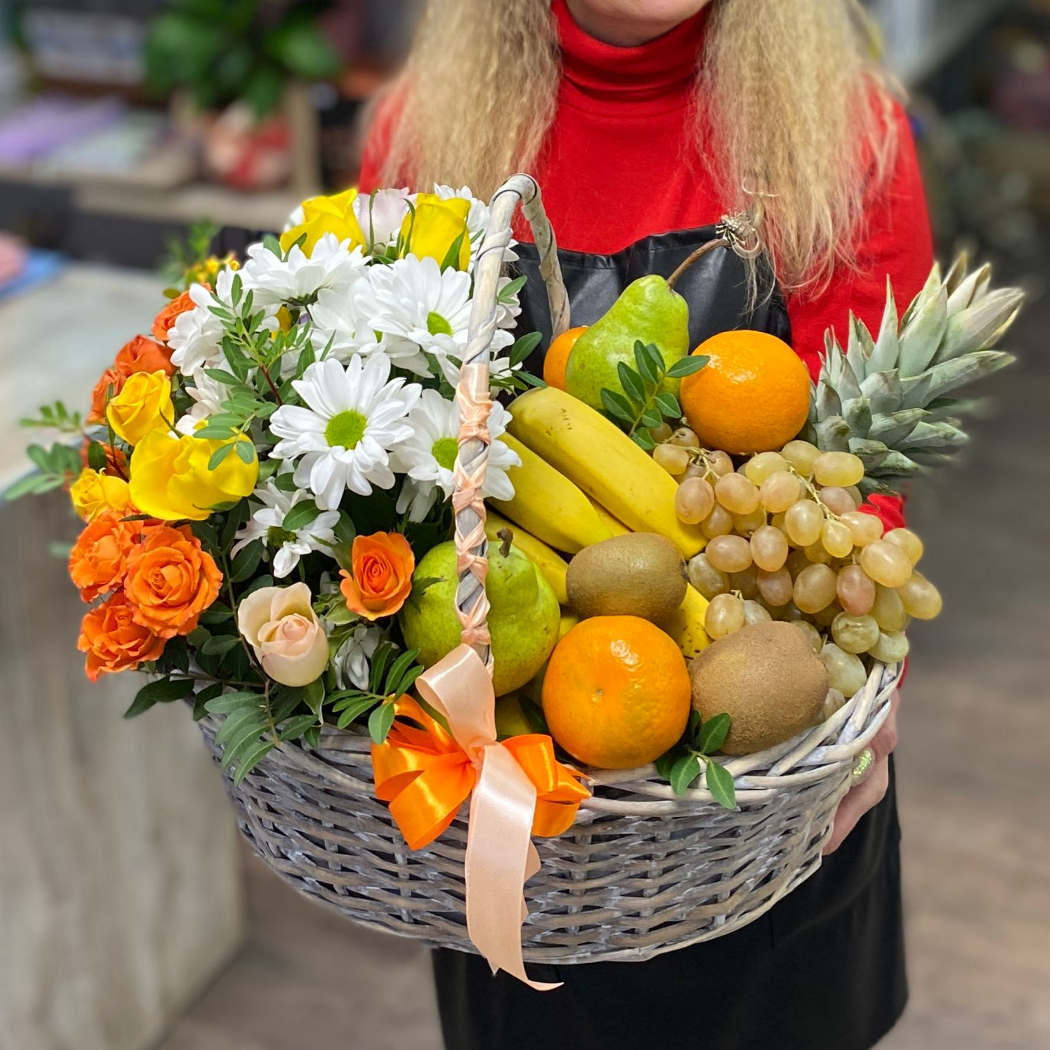 Корзина с фруктами и цветами