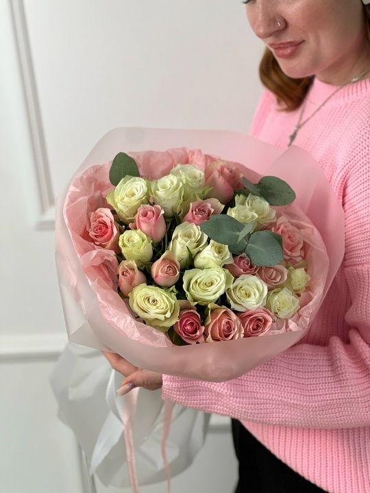 25 кенийских роз в оформление