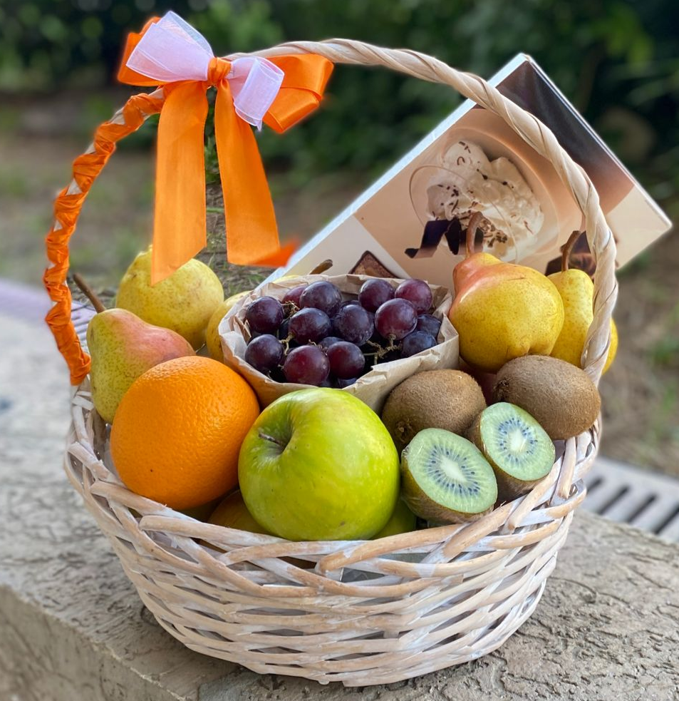 Корзина с фруктами и конфетами