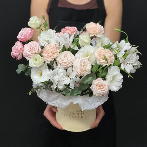 Сборная композиция с эустомой и кустовой пионовидной розой 