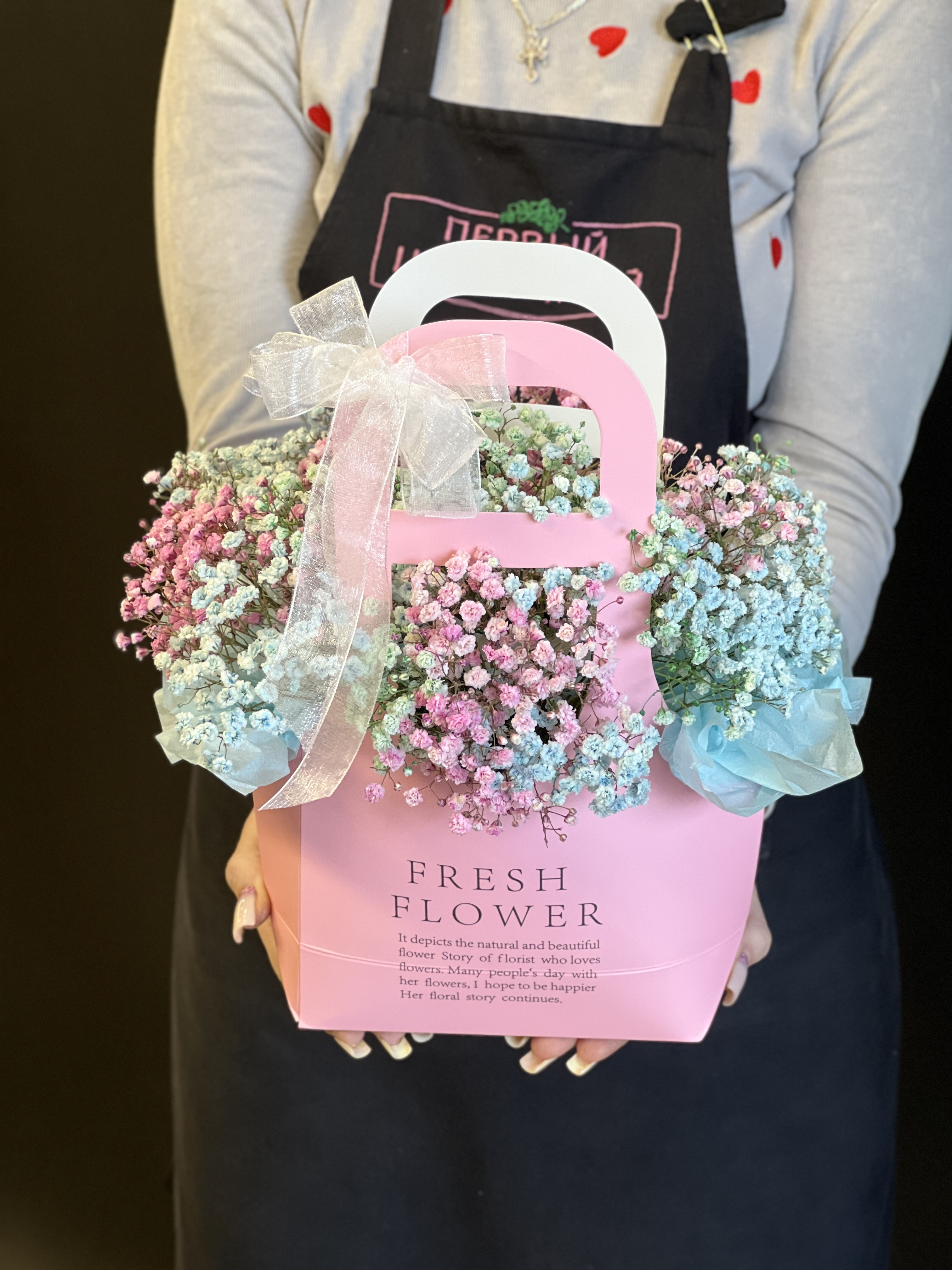 Яркая сумочка с гипсофилой