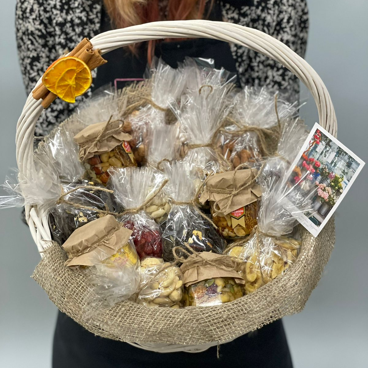 Корзина с сухофруктами и вареньем 