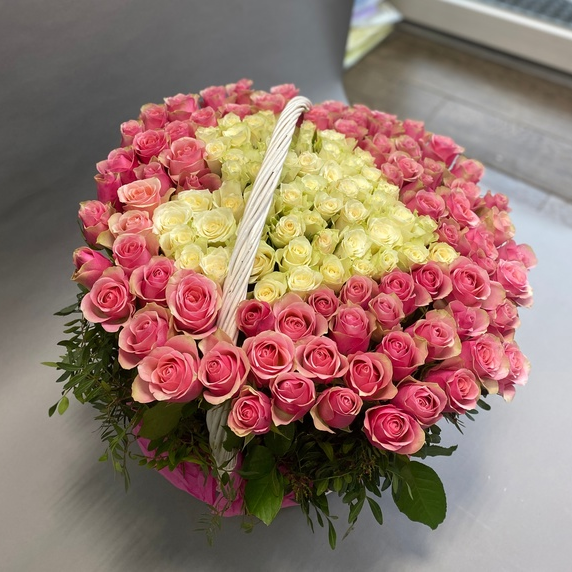 Композиция в виде сердца из 150 кенийских роз