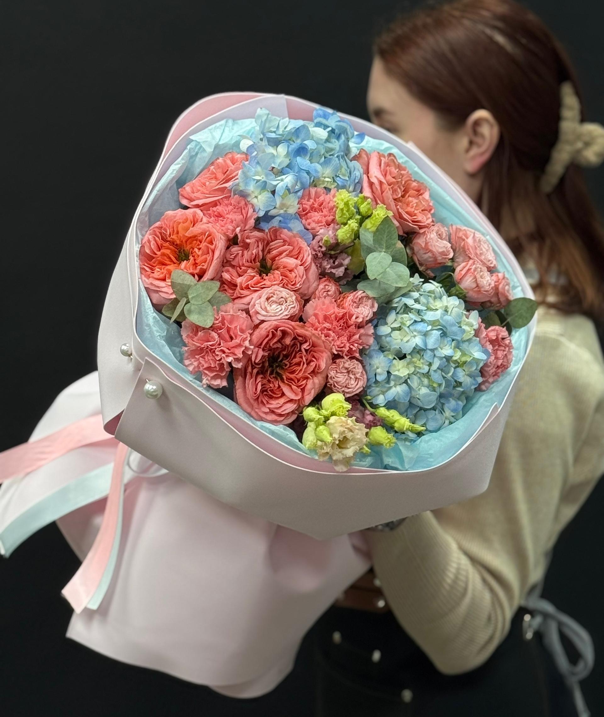 Яркий круглый букет с гортензиями и розами