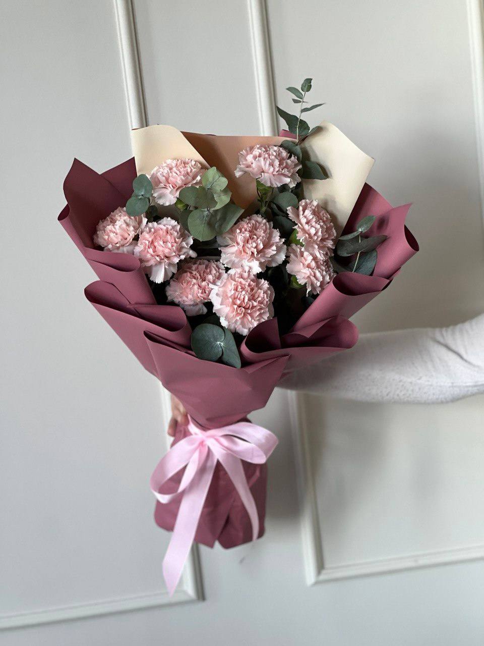 9 диантусов с эвкалиптом в оформление