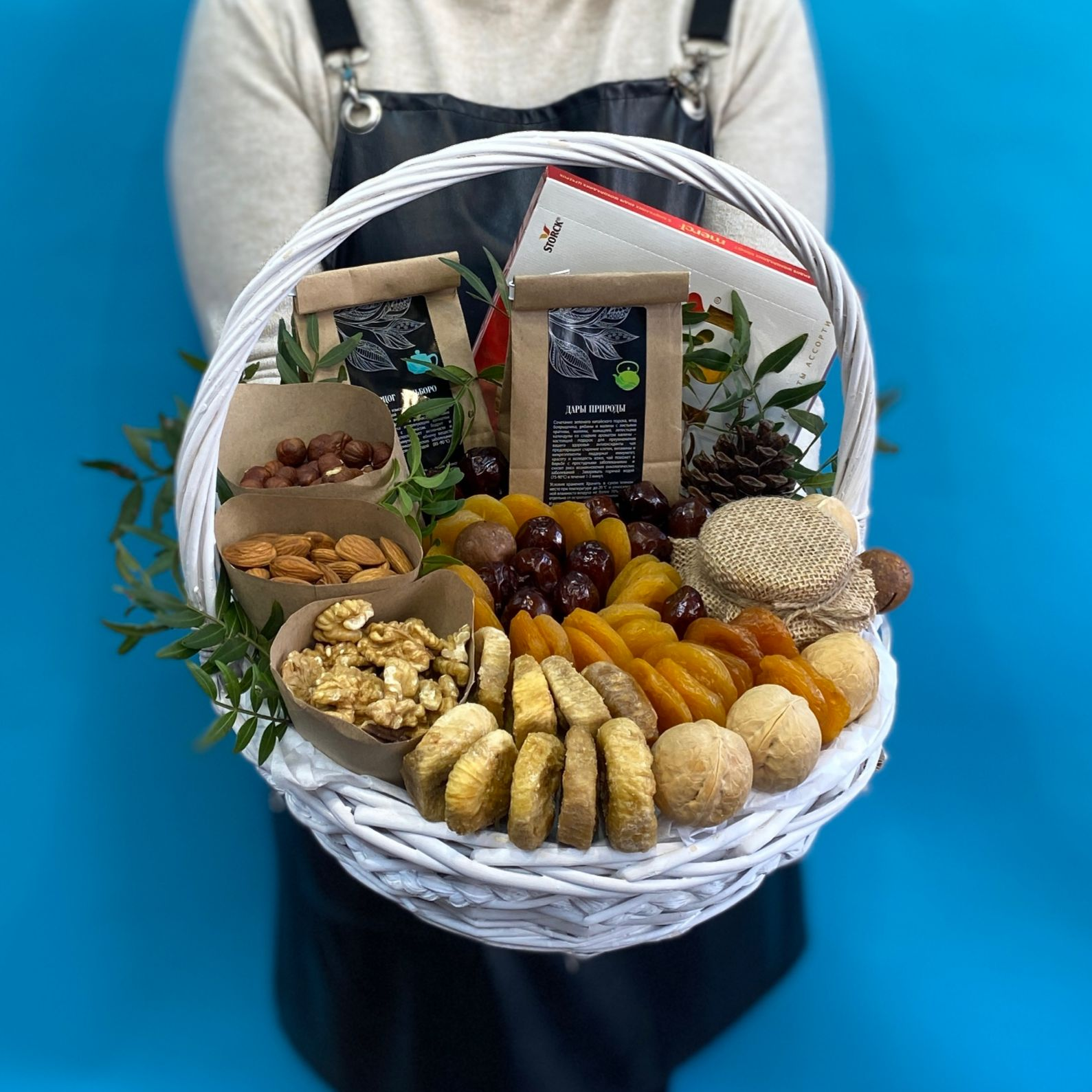 Корзина с сухофруктами и чаем