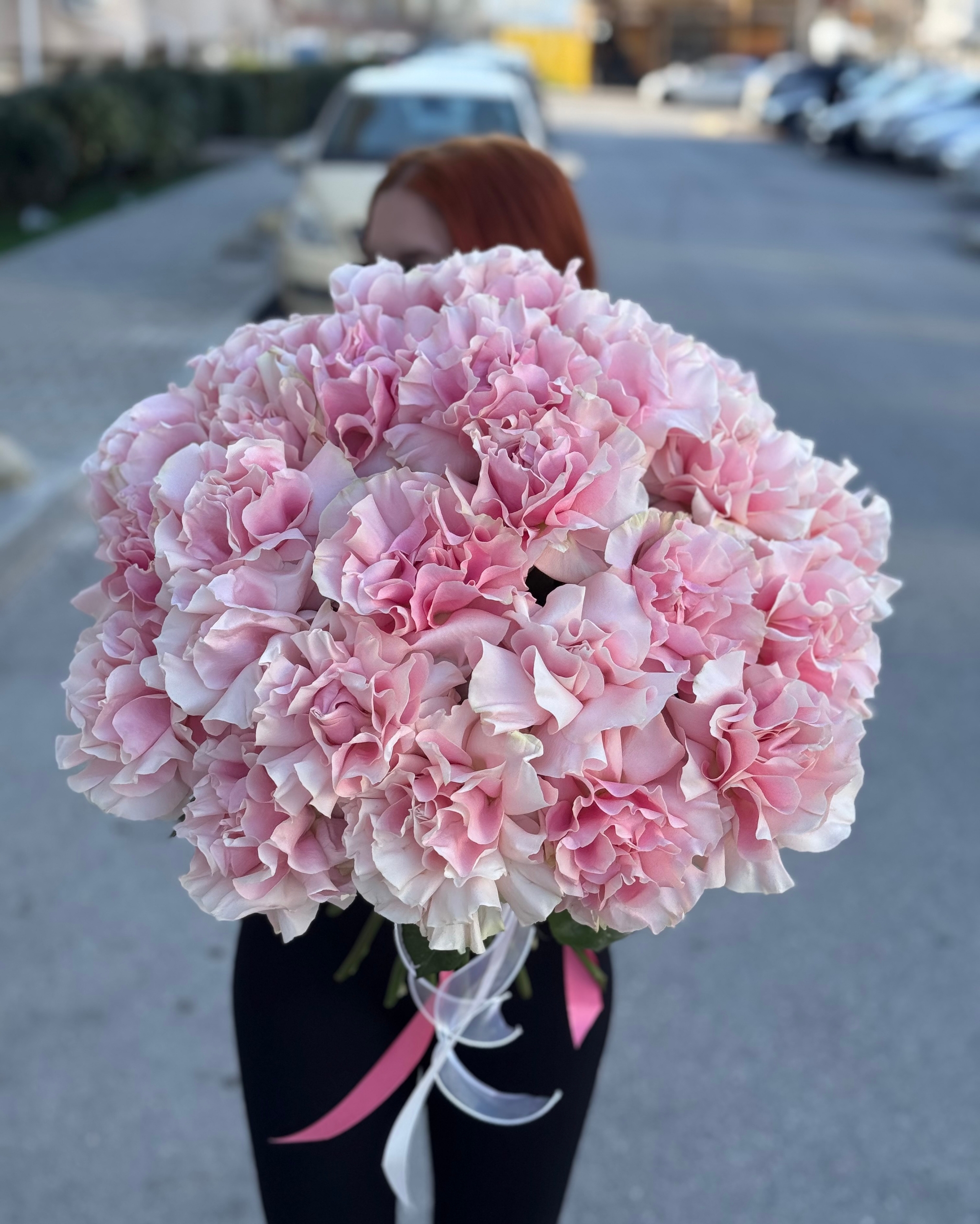 Пышный букет из 25 французских роз под ленту