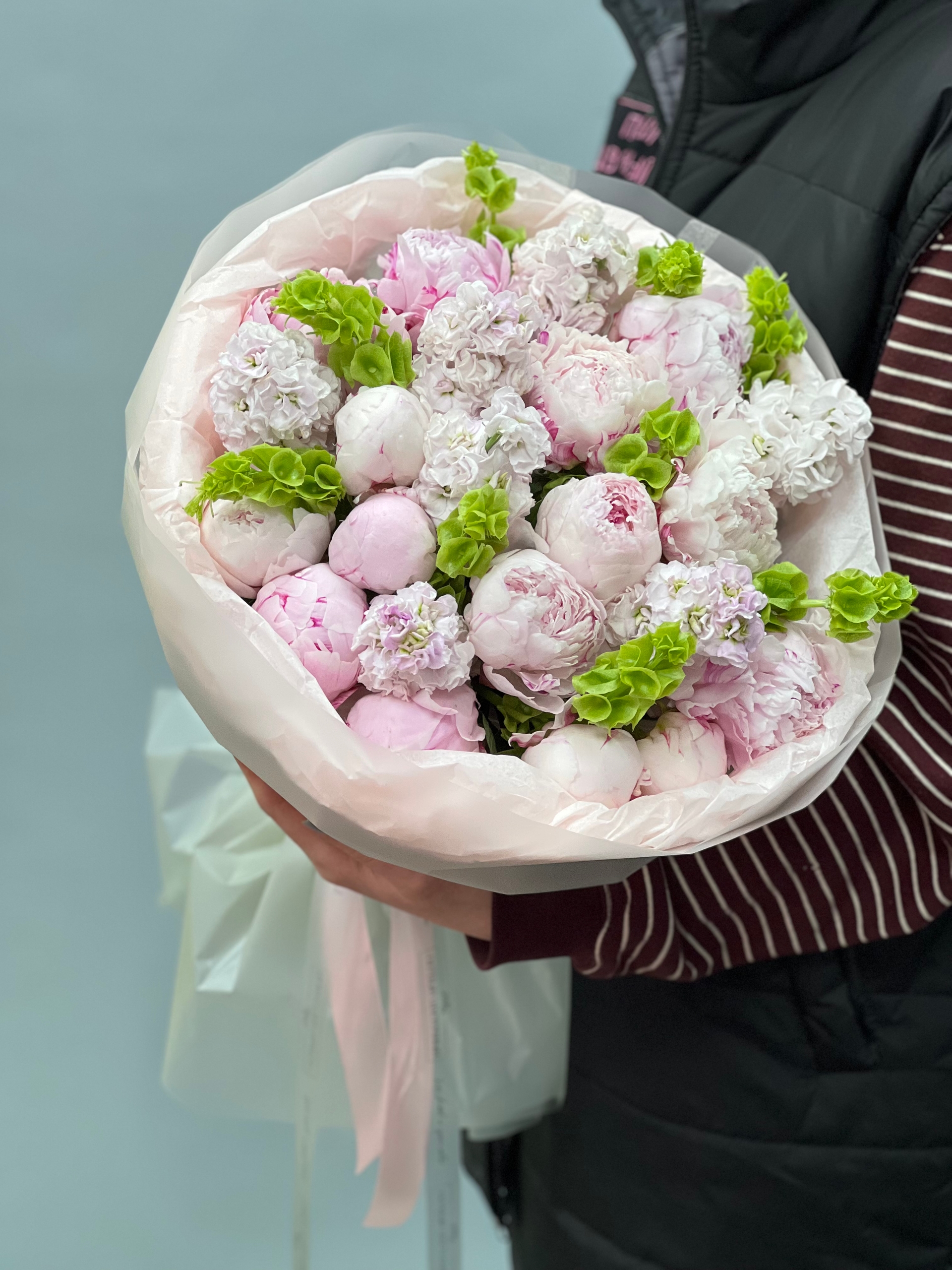 Сборный букет с пионами, маттиолой и молюцеллой