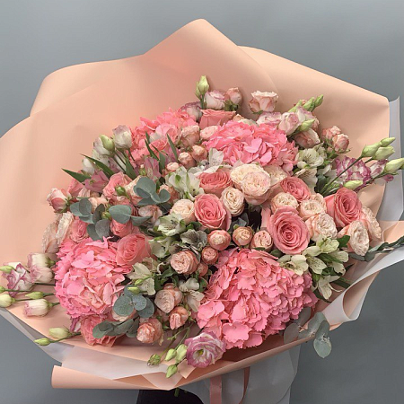 Сборный букет с гортензиями и эустомой