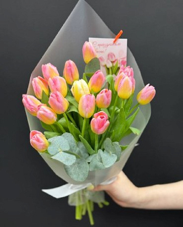 21 тюльпан с эвкалиптом 