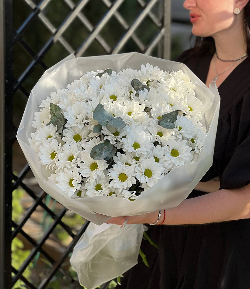 9 хризантем с эвкалиптом в оформление