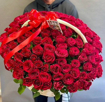 151 роза в корзине