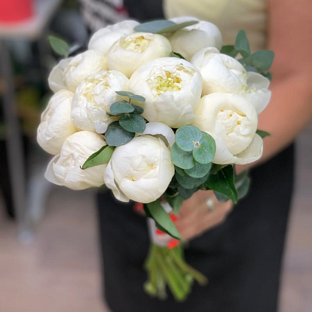 Букет невесты с белыми пионами 