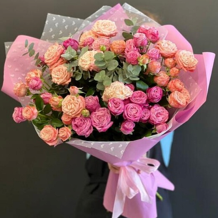 15 кустовых роз с эвкалиптом в оформлении