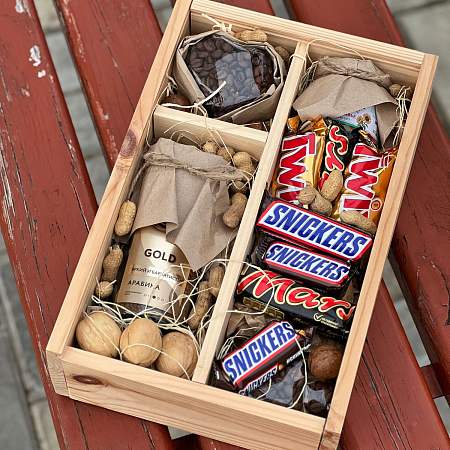 Ящик с кофе и сладостями