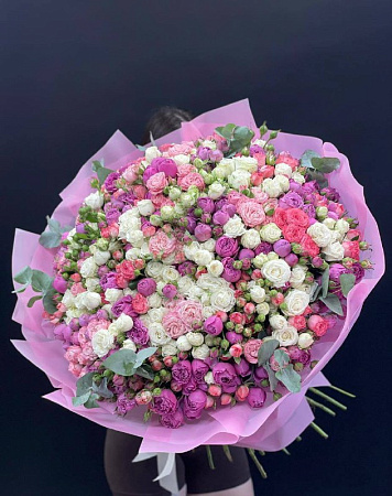Букет-гигант 101 кустовая пионовидная роза с эвкалиптом