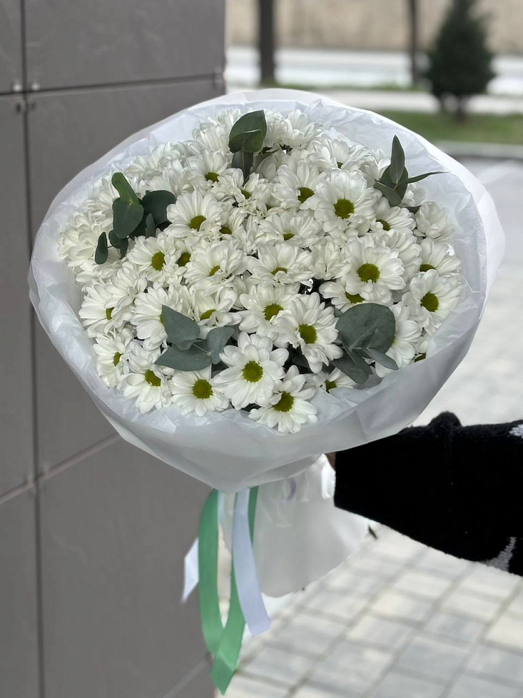 11 хризантем с эвкалиптом в оформление